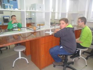 Wizyta młodzieży w laboratorium biotechnologicznym