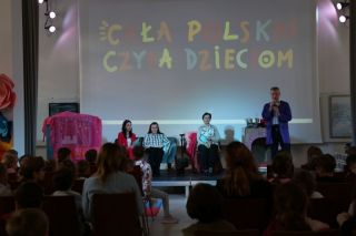 Biblioteka czyta dzieciom 