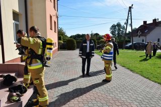 Ćwiczenia ewakuacyjne w SP w Przedborzu i przekazanie defibrylatora dla OSP