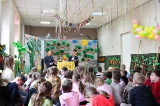 Głośne czytanie i bajkowa inscenizacja w kolbuszowskiej bibliotece
