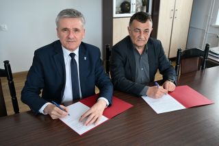 Podpisanie umowy o przekazaniu prowadzenia Szkoły Podstawowej w Zarębkach